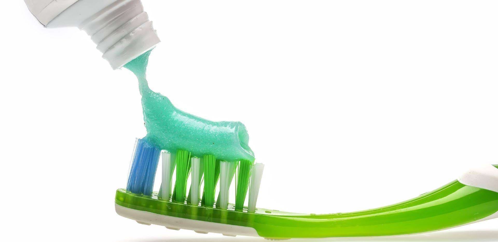 Най-ефективната паста за зъби за чувствителни зъби: Какво представлява тя?